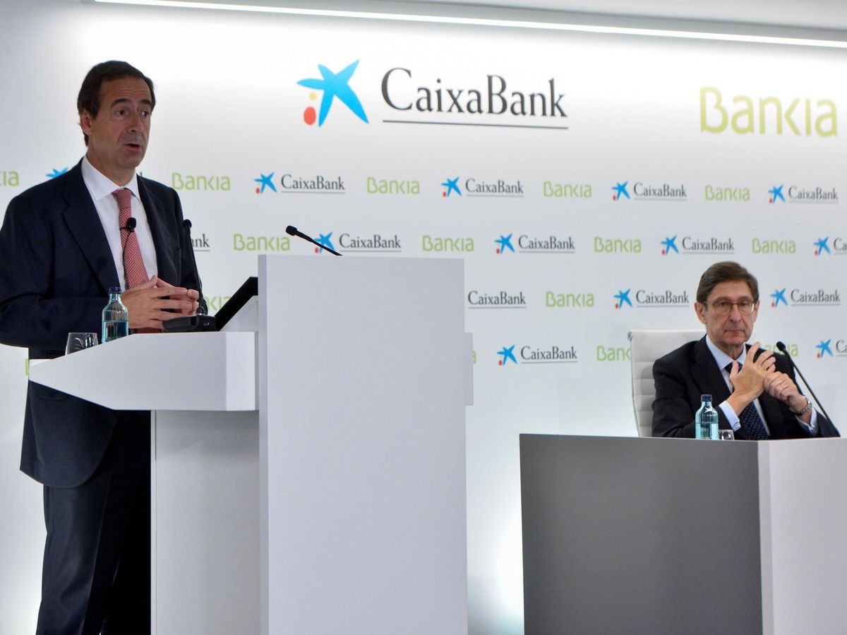 Foto: Gonzalo Gortázar (i), CEO de CaixaBank, y José Ignacio Goirigolzarri, presidente de Bankia. (EFE)