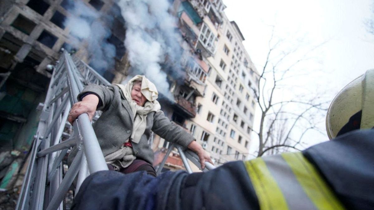 Al menos 2 muertos en un nuevo bombardeo nocturno en una zona residencial de Kiev