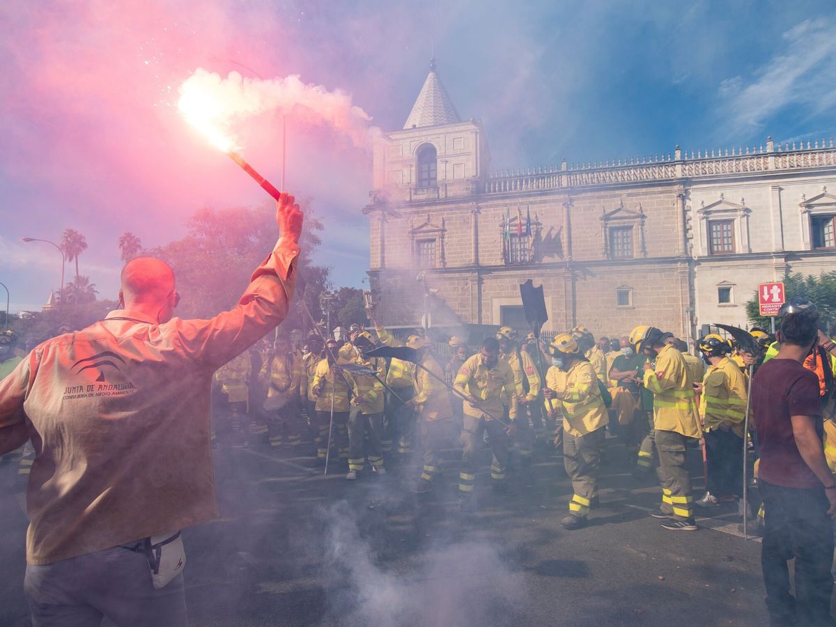 Foto: Los bomberos forestales protestaron recientemente ante el Parlamento andaluz contra la precariedad laboral. (EFE)