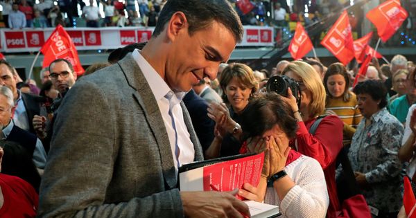 Foto: Pedro Sánchez, firmando un ejemplar de su libro.