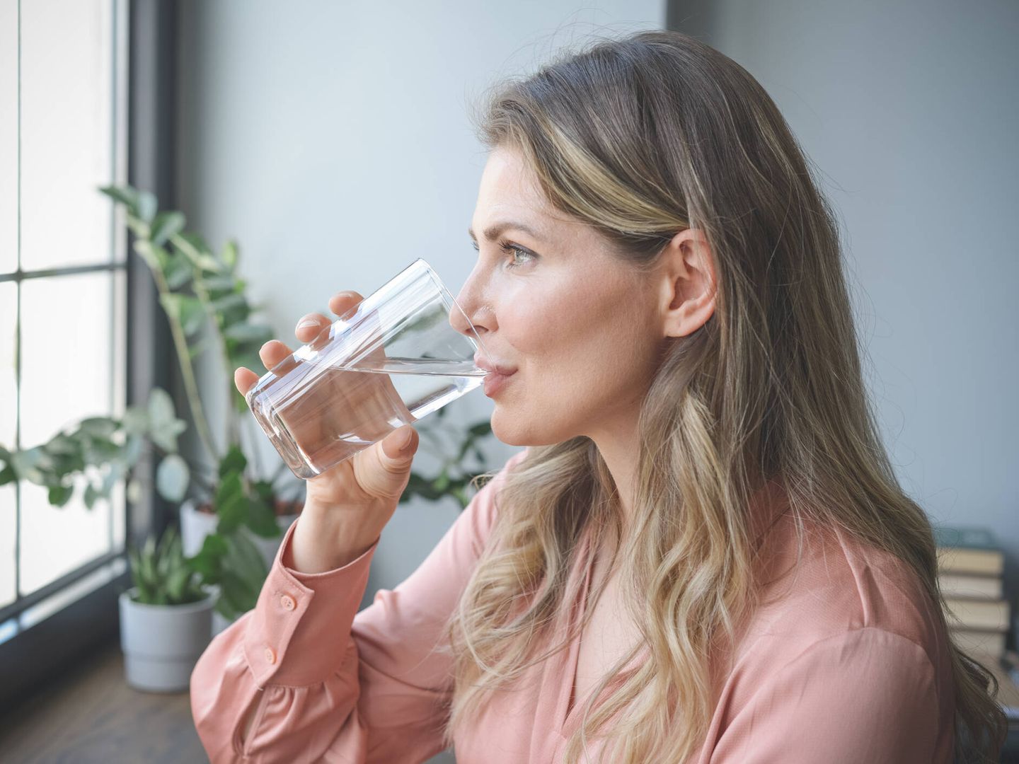 Los expertos recomiendan hidratarse lo suficiente, especialmente si se padece anhidrosis. (iStock)
