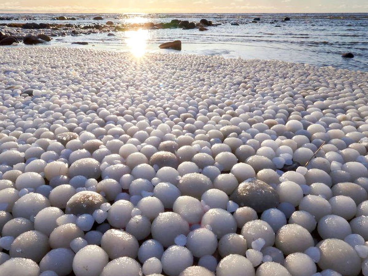 Foto: La playa de Marjaniemi, en Finlandia, apareció cubierta por miles de bolas de hielo (Foto: Instagram/Risto Mattila)