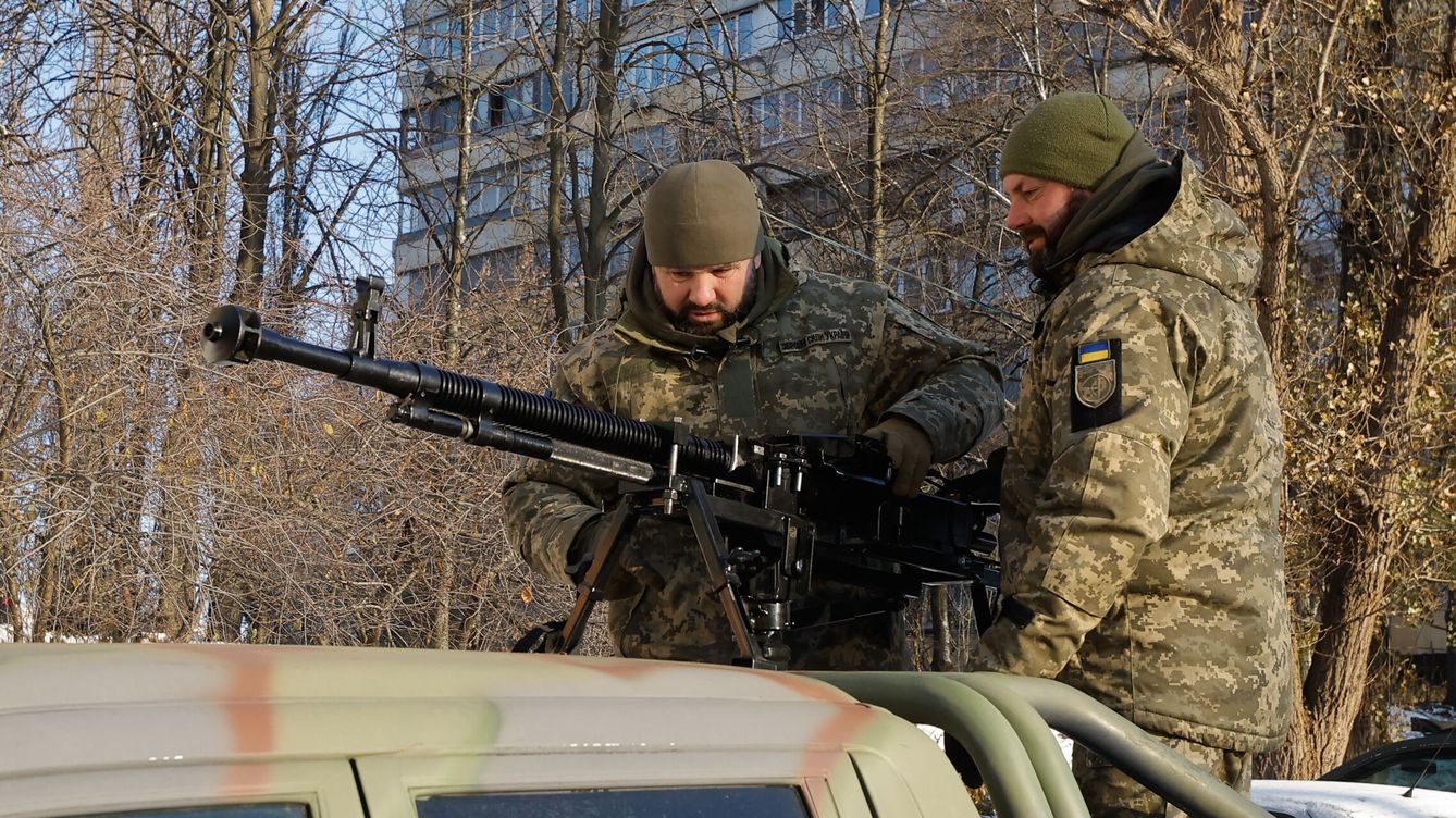 Foto: Dos militares ucranianos comprueban una máquina antiaérea. (EFE/EPA/Sergey Dolzhenko) 