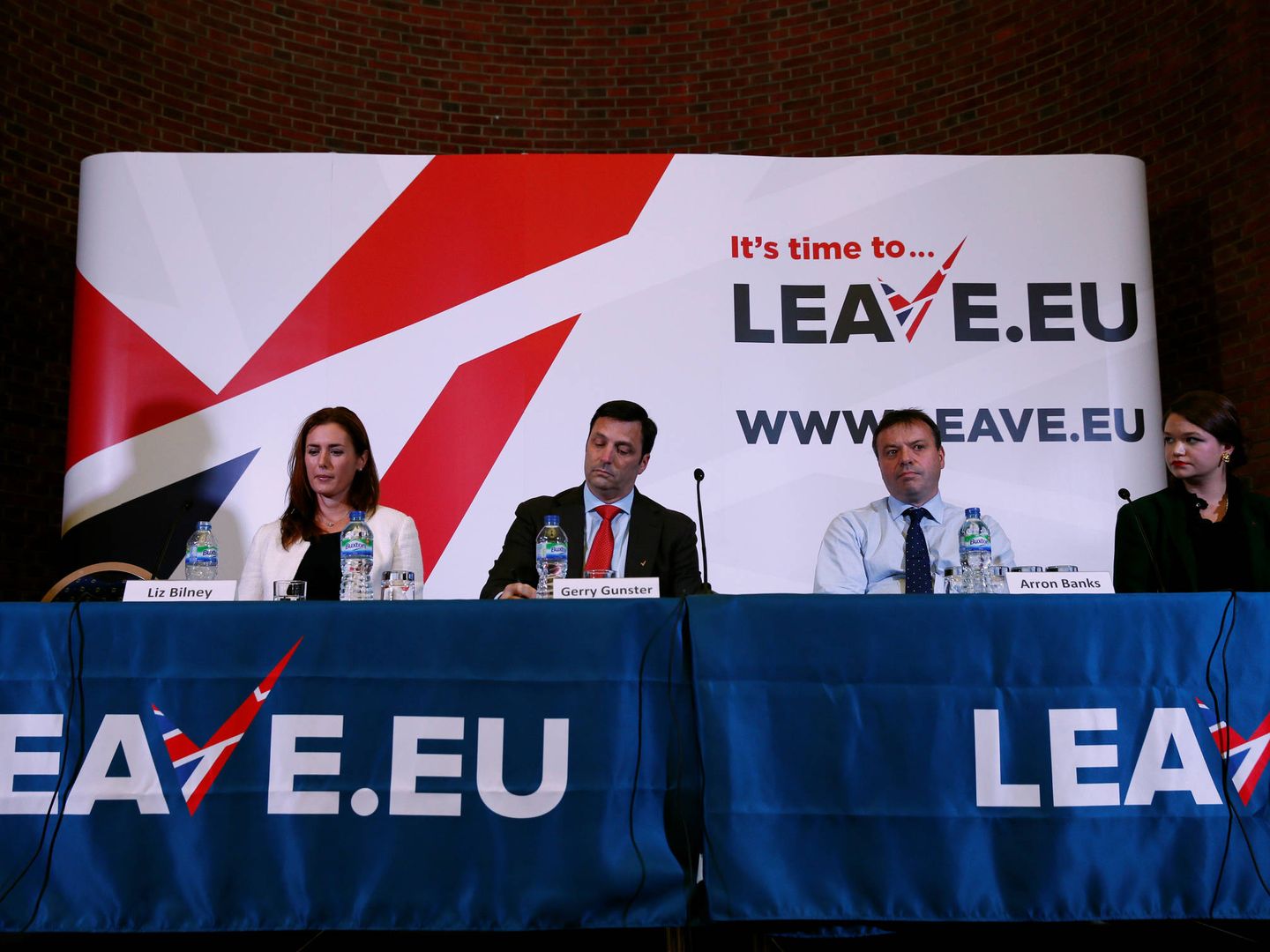 Arron Banks, quien hizo campaña a favor del Brexit, y Gerry Gunster, un estratega de Washington contratado por Leave.UE, durante una comparecencia en Londres. (Reuters)