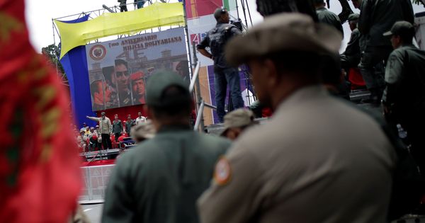 Foto: Nicolás Maduro habla a los miembros de la milicia bolivariana en el Palacio de Miraflores de Caracas, el 17 de abril de 2017. (Reuters)
