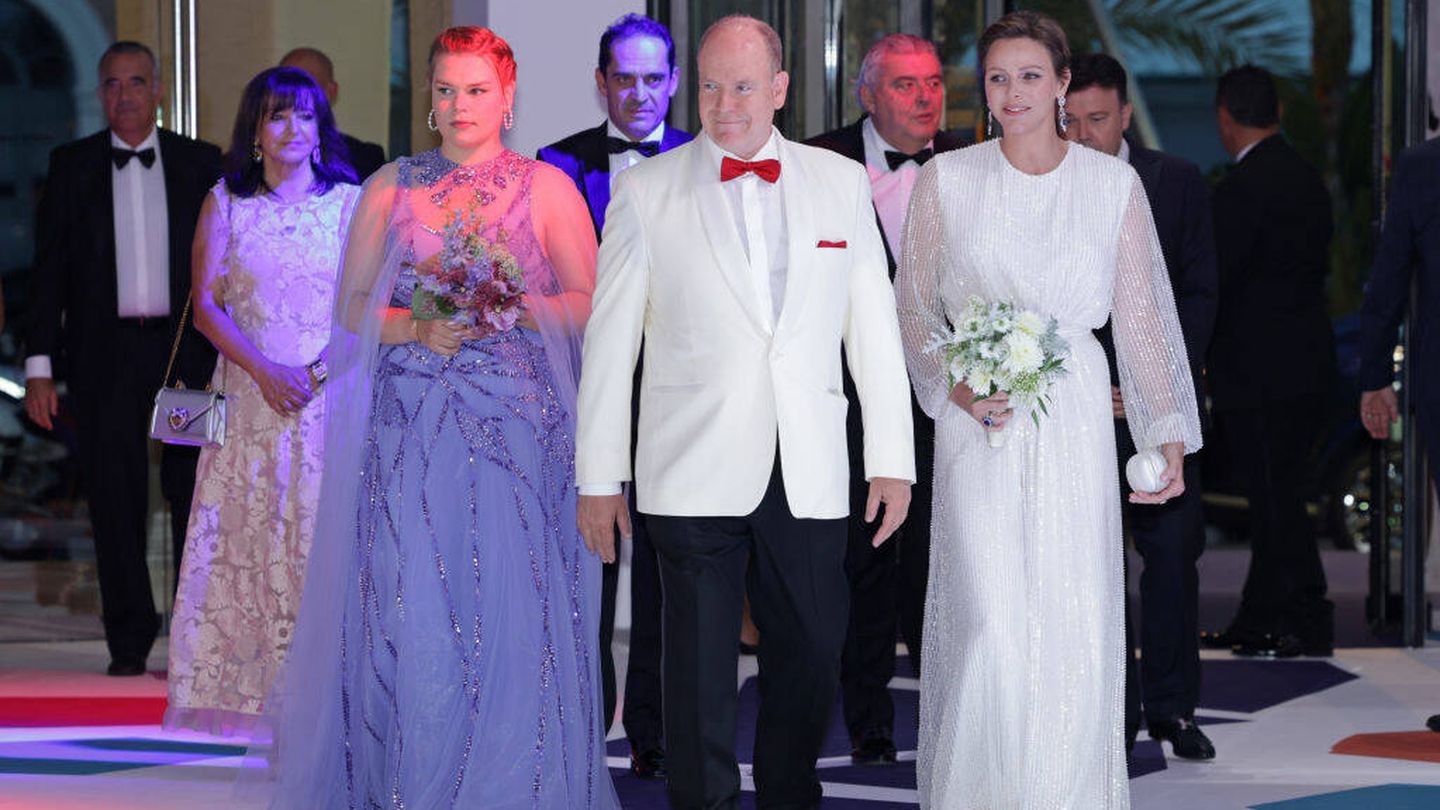 Alberto de Mónaco, con su esposa y su sobrina en el Baile de la Cruz Roja 2023. (Getty)