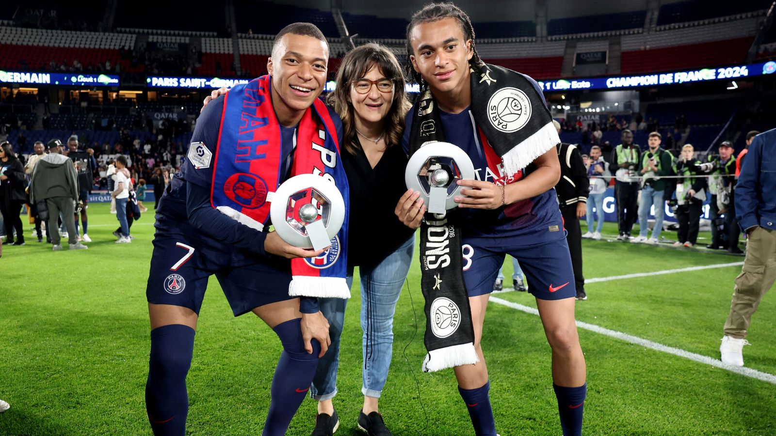 El futbolista posa junto a su hermano y su madre. (Reuters/Vincent West)