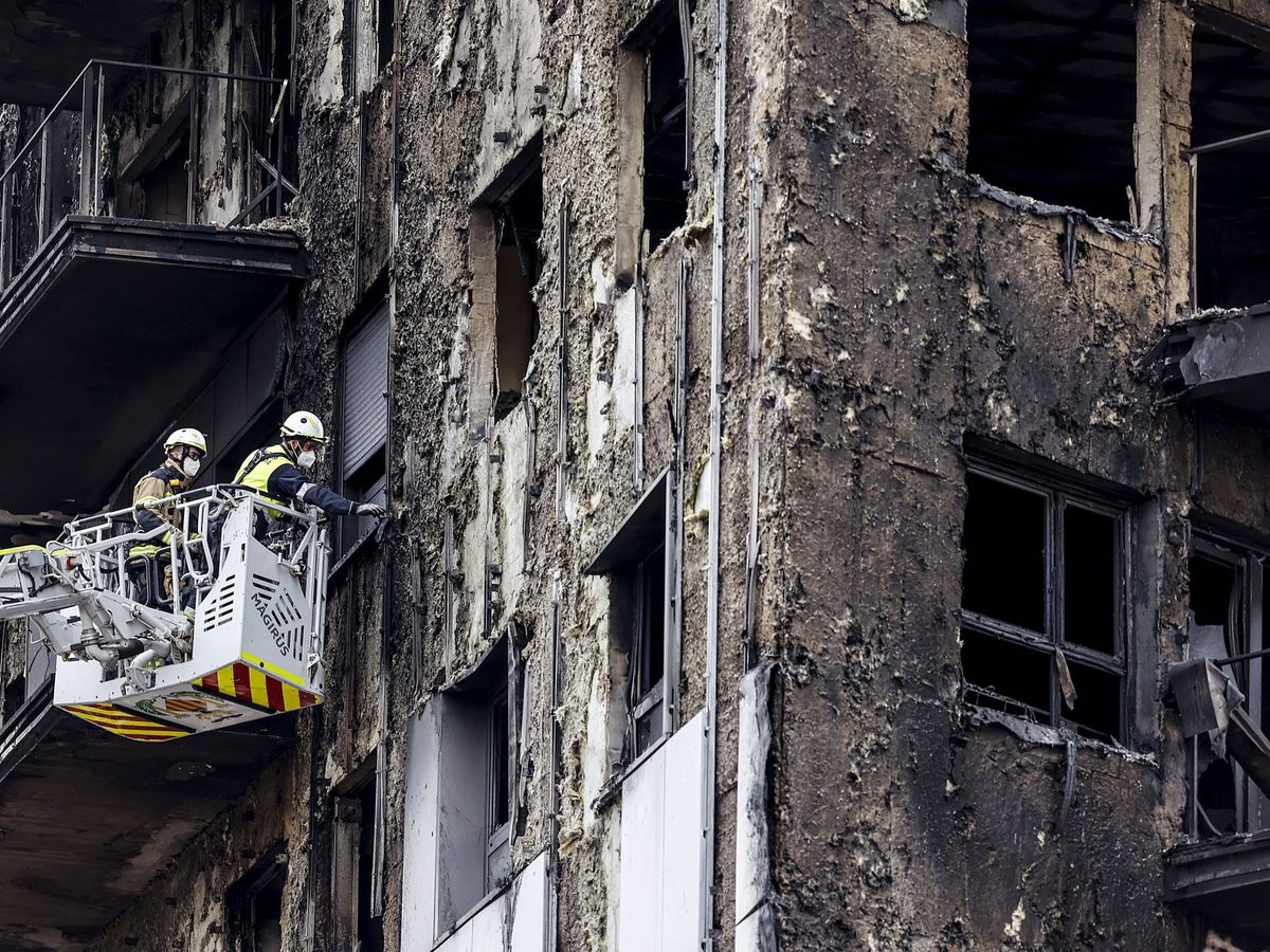 Foto: Bomberos en una grúa sanean la fachada quemada. (Europa Press/Rober Solsona)