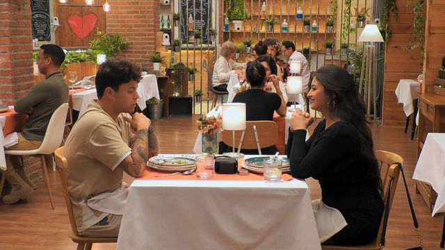 Álex y Victoria se conocen en el restaurante de 'First Dates'. (Mediaset)