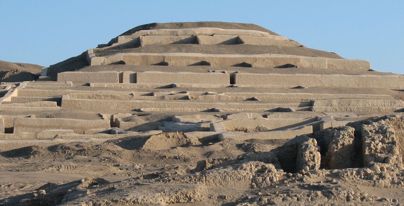 Lo que queda de la pirámide de Cahuachi. (Ed88)