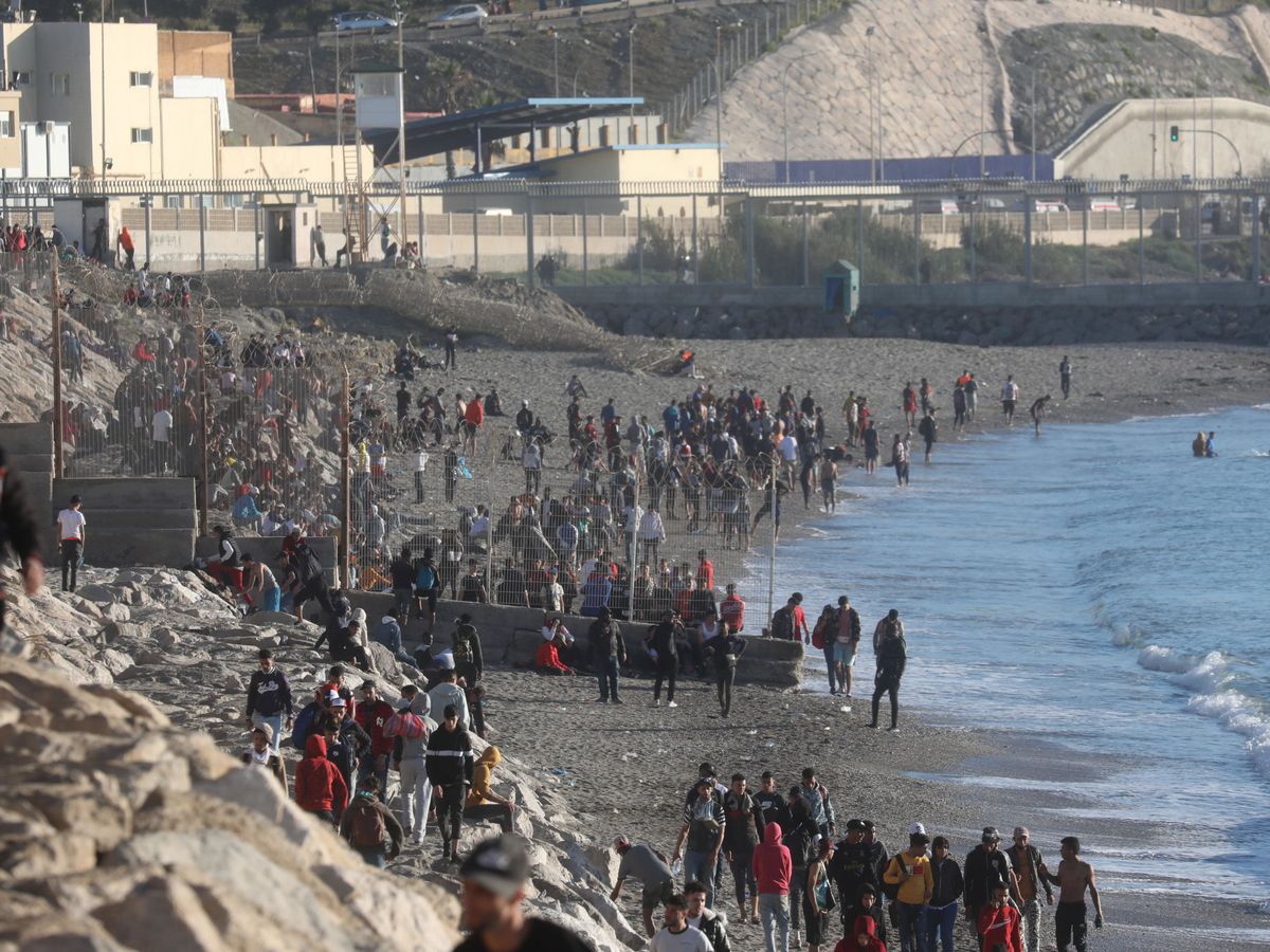 Foto: Migrantes en Marruecos en la frontera con Ceuta. (EFE)