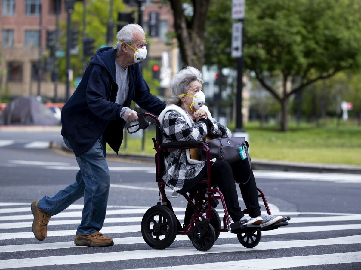 Foto: Dos personas mayores en Washington, en 2020. (EFE/Michael Reynolds)