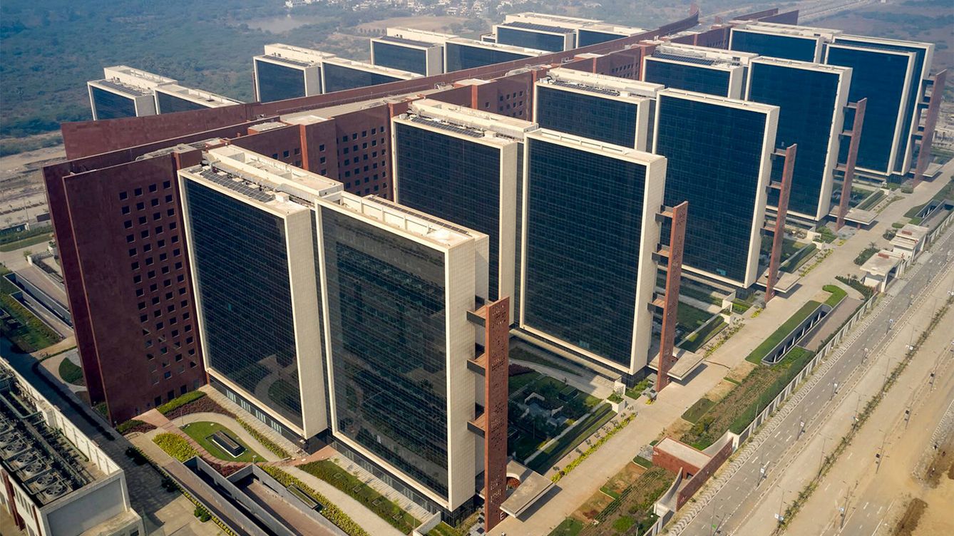 Foto: Vista aérea del nuevo edificio singular de oficinas más grande del planeta, la Bolsa del Diamante de Surat, India. (SBD)