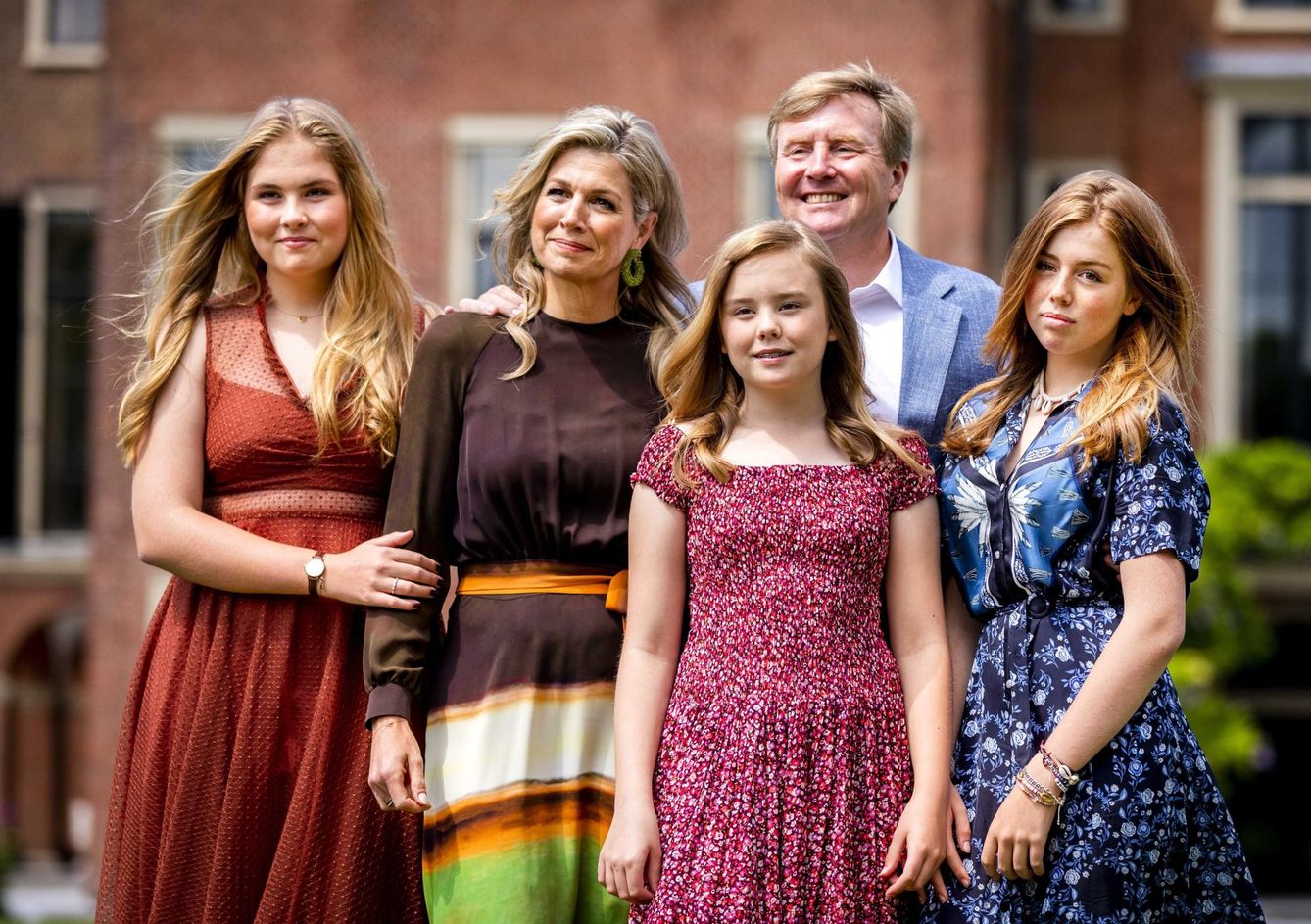 Los reyes de Holanda con sus hijas, en el último posado de verano. (EFE)