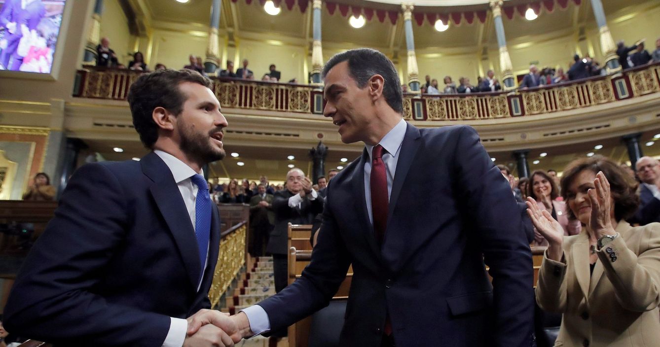 El líder del Partido Popular, Pablo Casado (i), felicita a Pedro Sánchez. (EFE)