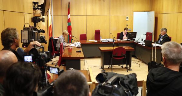 Foto: El abogado de los tres miembros de La Manada acusados de un delito de hurto por la sustracción de unas gafas en una óptica de San Sebastián. (Efe)