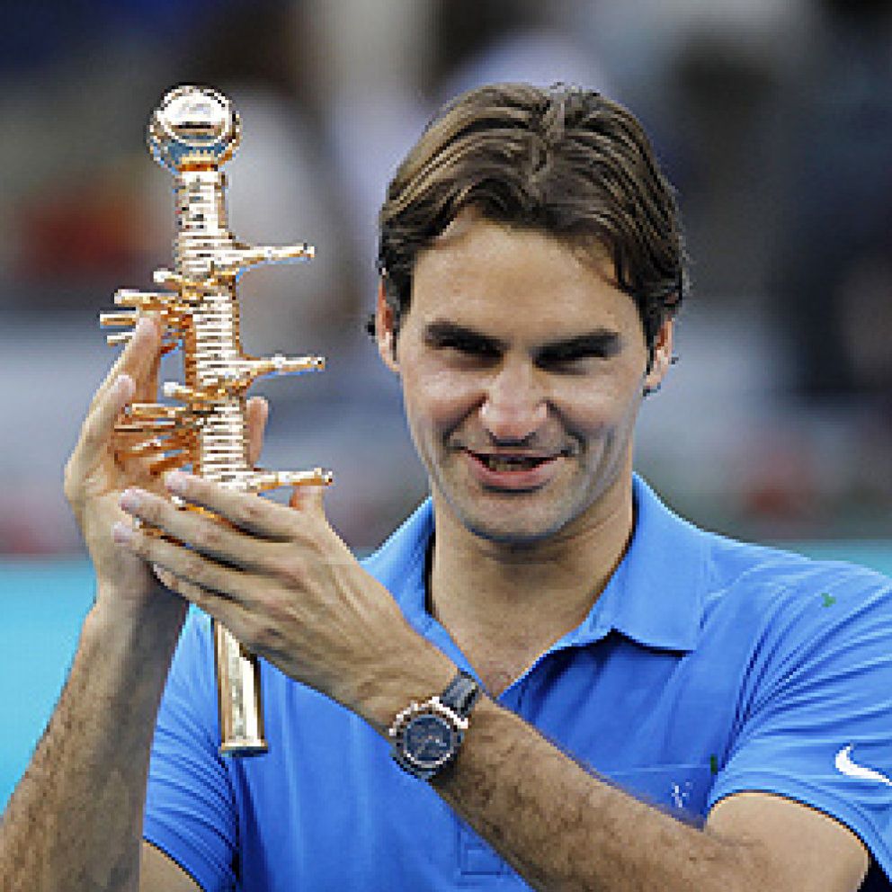 Foto: Roger Federer sufre para remontar, vencer a Berdych y conquistar la pista azul de Madrid