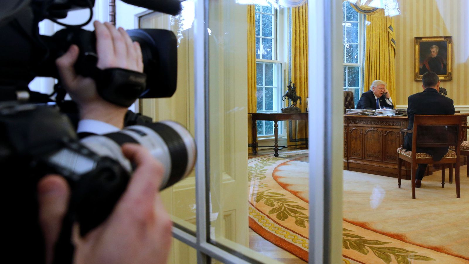 Foto: Donald Trump recibe una llamada en el despacho oval. (Reuters)