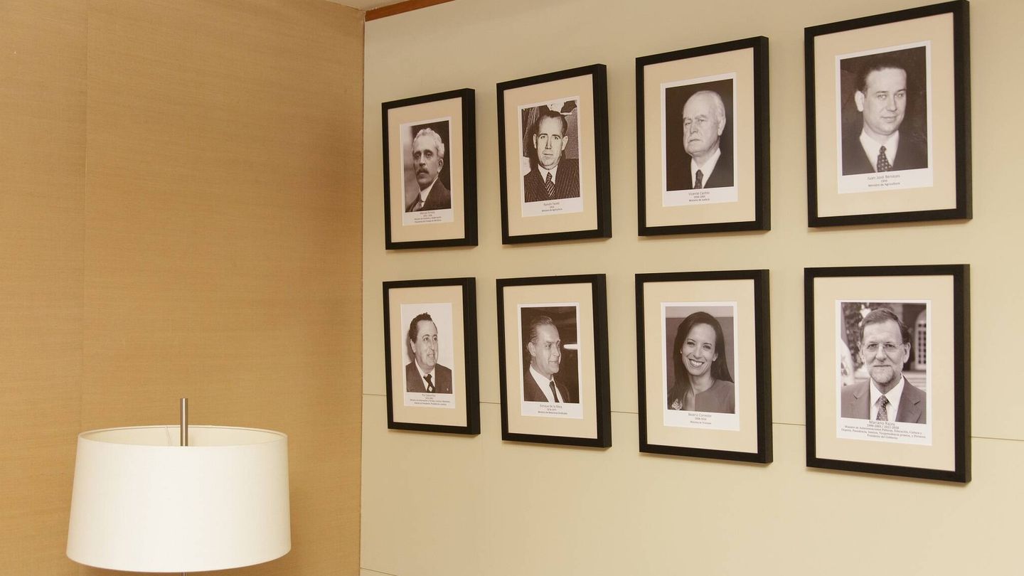 Galería de fotos de los miembros del Gobierno que han sido registradores, en la sede del Colegio de Registradores. (Patricia J. Garcinuño)