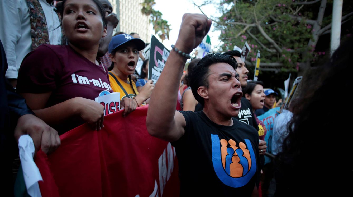 Ángel Leonel Gutiérrez protesta contra la eliminación del DACA en Los Ángeles, California. (Reuters)