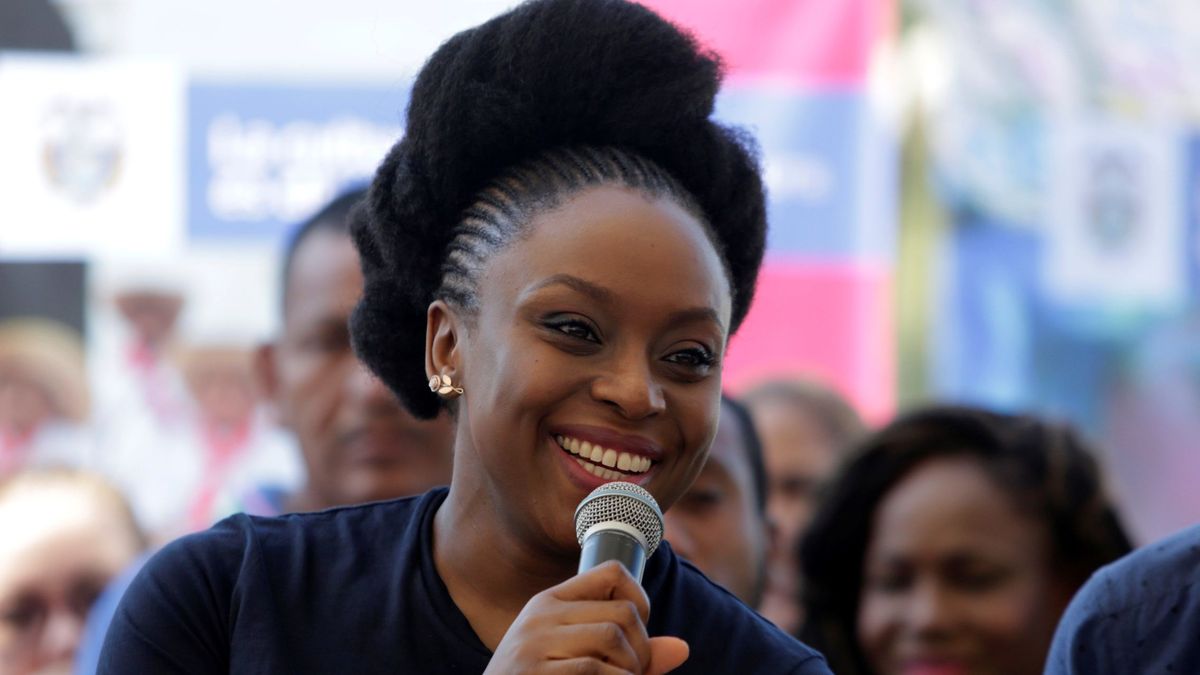 Ayer era feminista... ¿hoy 'terf'? Así cayó Chimamanda Ngozi Adichie en la trampa trans