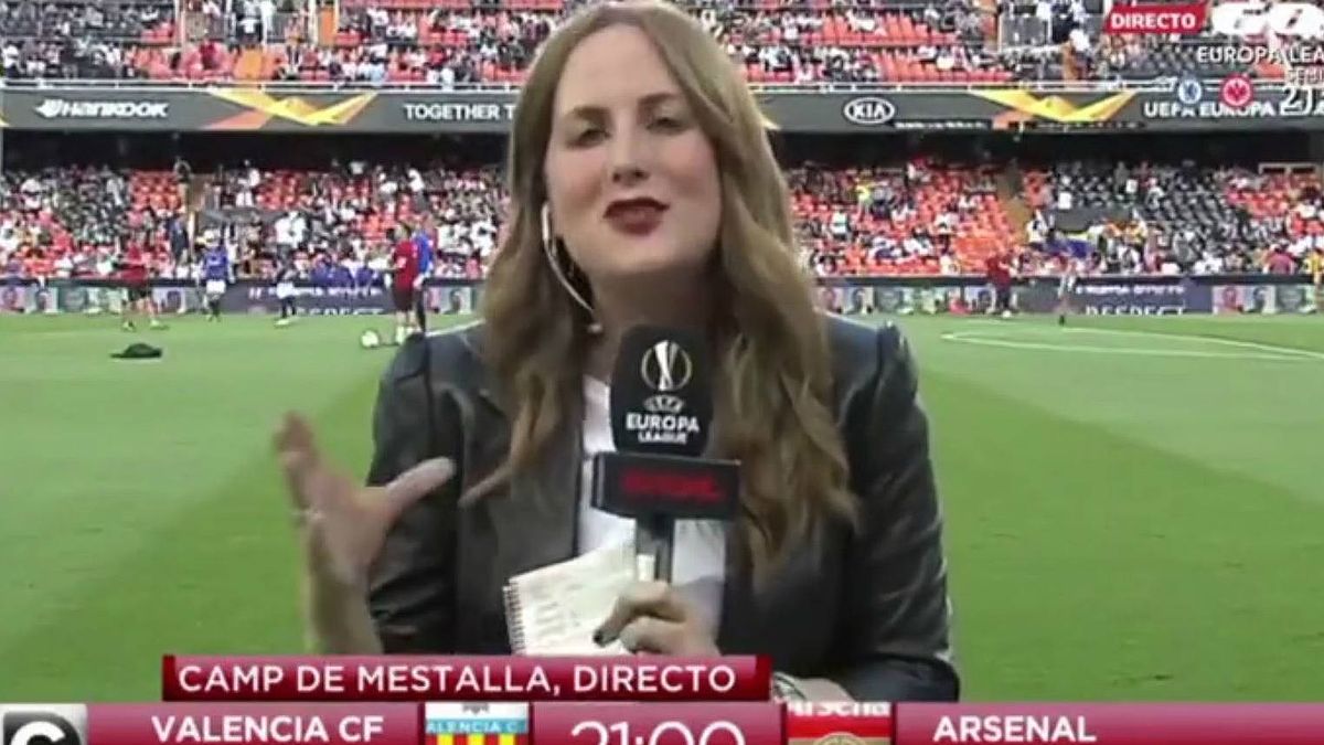 Una periodista de Gol recibe un balonazo en directo en la previa Valencia-Arsenal