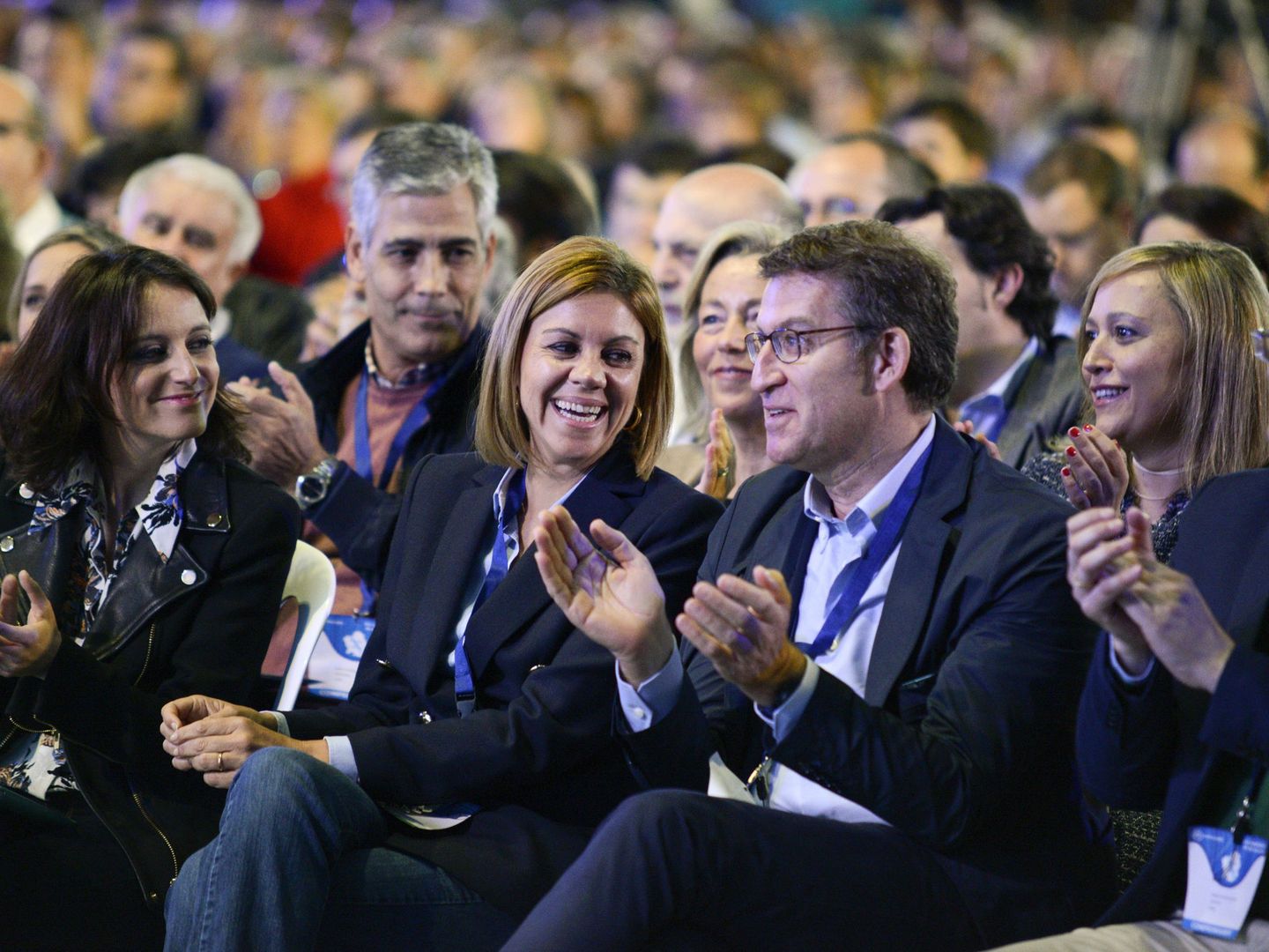 El presidente de la Xunta y líder del PP gallego, Alberto Núñez Feijóo, junto a María Dolores de Cospedal y Andrea Levy durante el XVI Congreso Autonómico de 2016. (EFE)