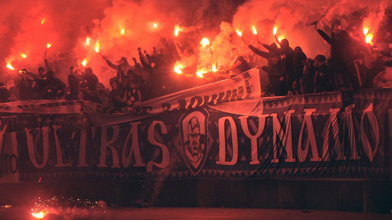 Foto: Ultras del Dinamo de Kiev, durante un partido contra el FC Shakhtar en Donetsk, en septiembre de 2011. (Getty/EuroFootball/Genya Savilov)
