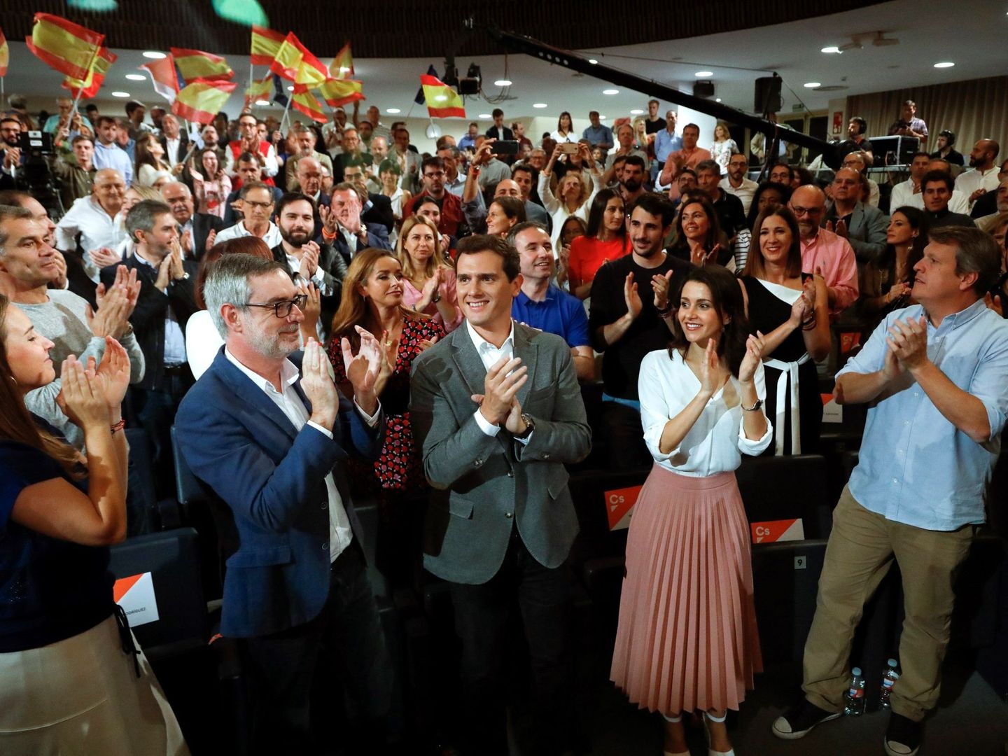 El líder de Ciudadanos, Albert Rivera, acompañado por los miembros de su partido. (EFE)