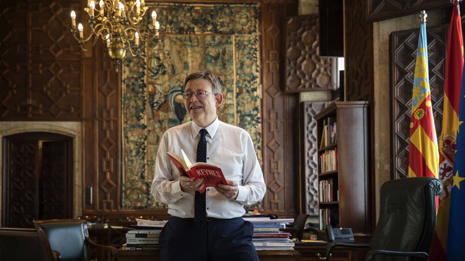 Foto: Ximo Puig, en su despacho del Palau de la Generalitat, con el libro 'Keynes vs Hayek'. (M. L.) 
