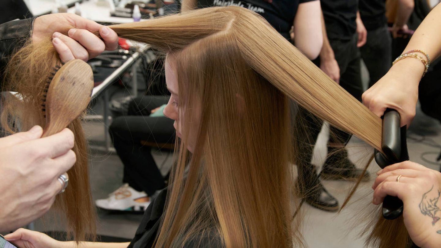 La planchas de pelo son una herramienta imprescindible en el backstage de cualquier semana de la moda. (Imaxtree)