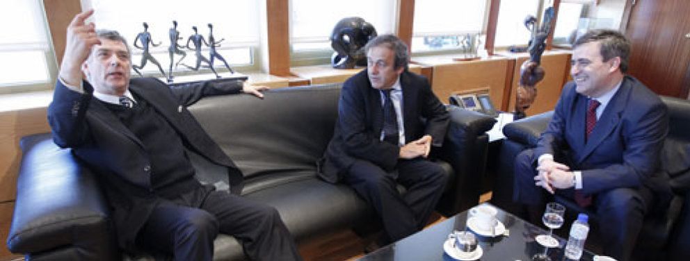 Foto: La 'reconciliación' de Platini: felicita a España por su política antidopaje