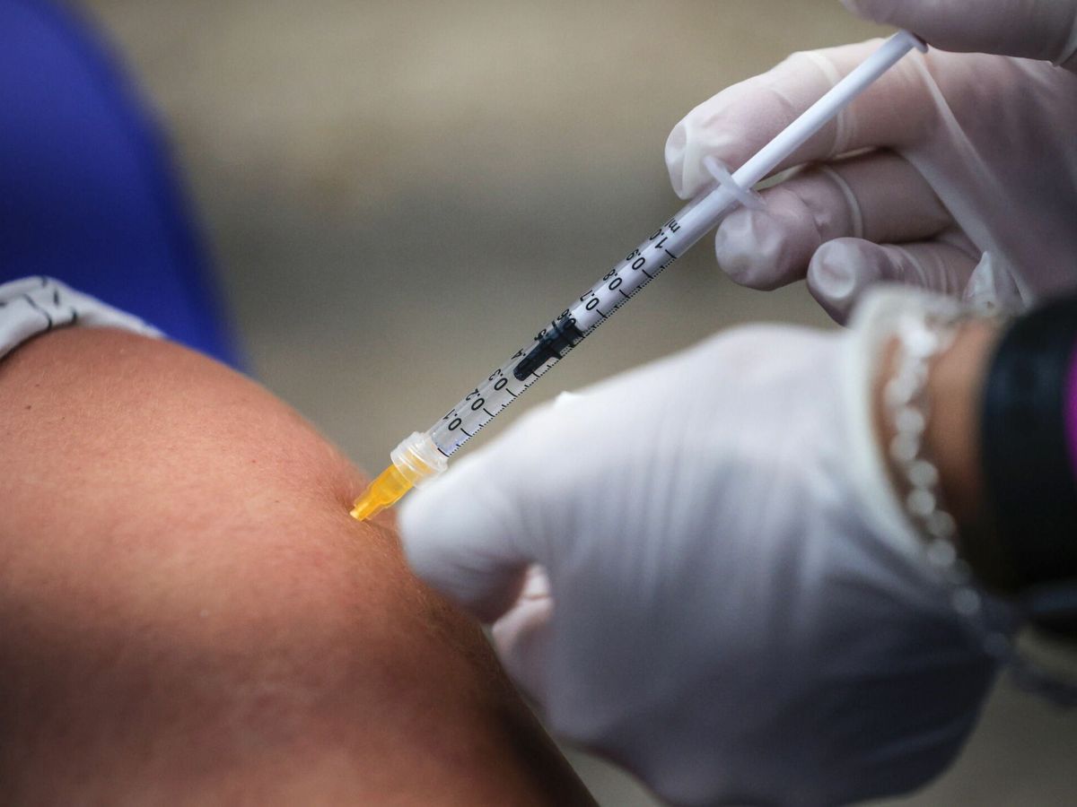 Foto: Una enfermera inocula la vacuna de Janssen. (EFE) 
