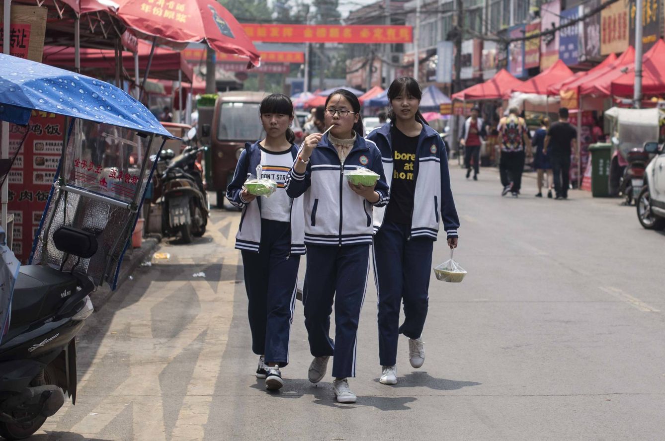 Tres estudiantes durante la breve pausa para la comida en Maotanchang. (L.G. Ajofrín) 