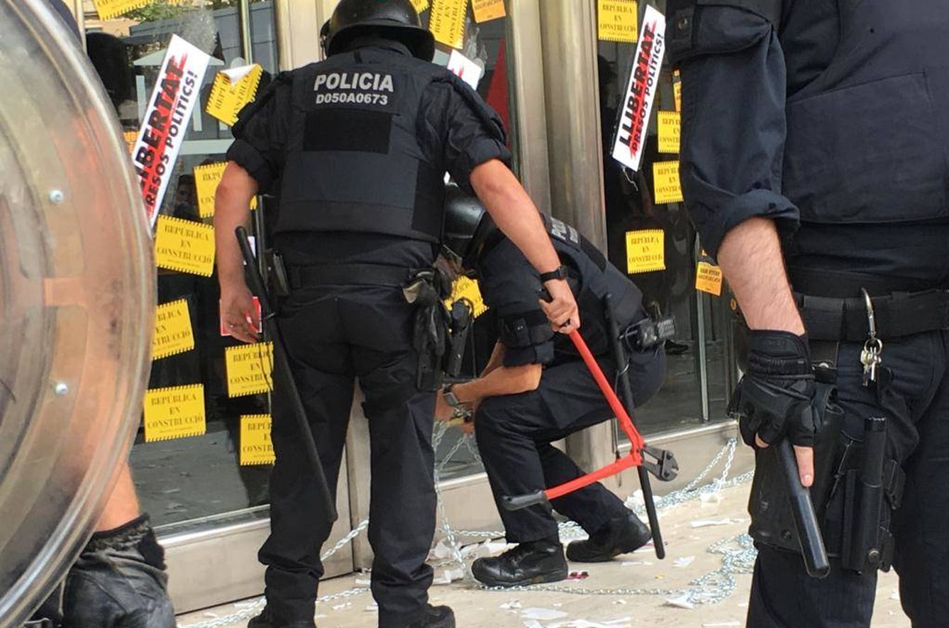 La Policía, cortando las cadenas de la Bolsa (Foto: David Brunat)