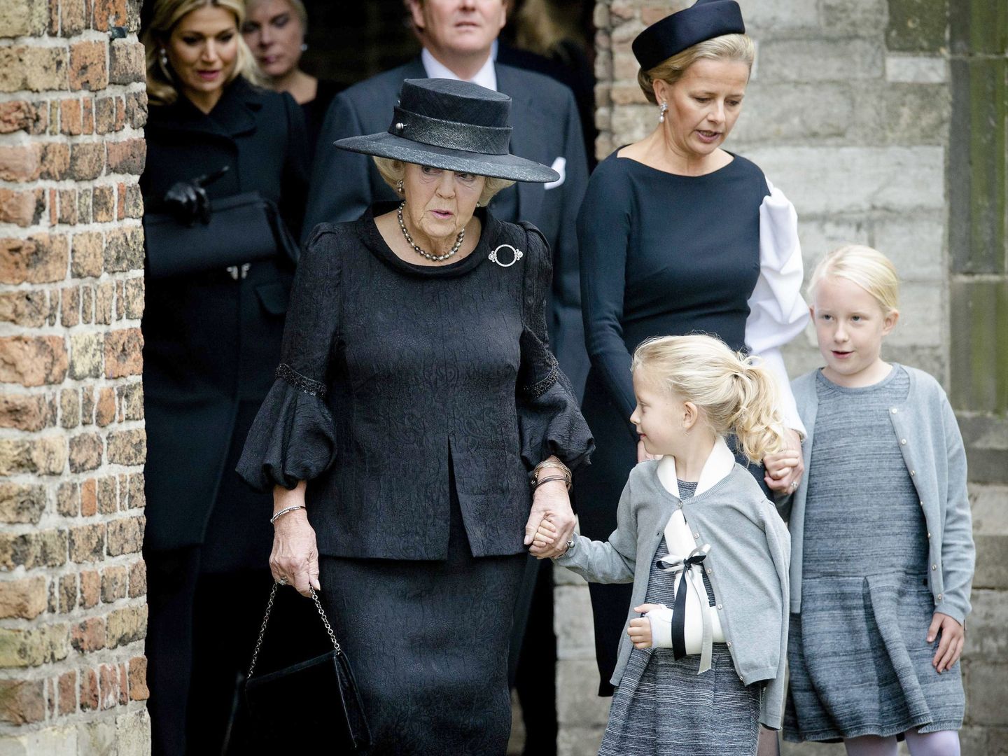 La princesa Mabel con sus hijas y la princesa Beatriz, en el funeral de Friso. (EFE)
