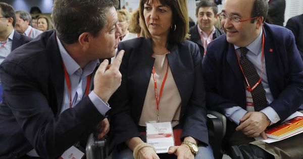 Foto: Emiliano García-Page, charlando con la vasca Idoia Mendia y el catalán Miquel Iceta, este 1 de abril durante el comité federal del PSOE. (EFE)