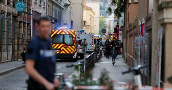 Foto: Agentes en el lugar donde se ha producido la explosión. (Reuters)