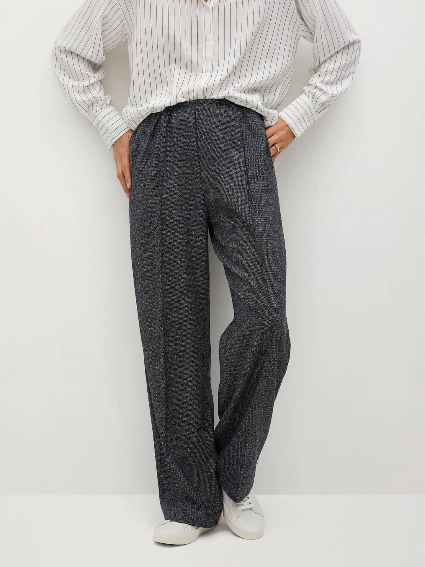Mango Outlet vende un pantalón de vestir ideal para ir al trabajo y absolutamente cómodo. (Cortesía)