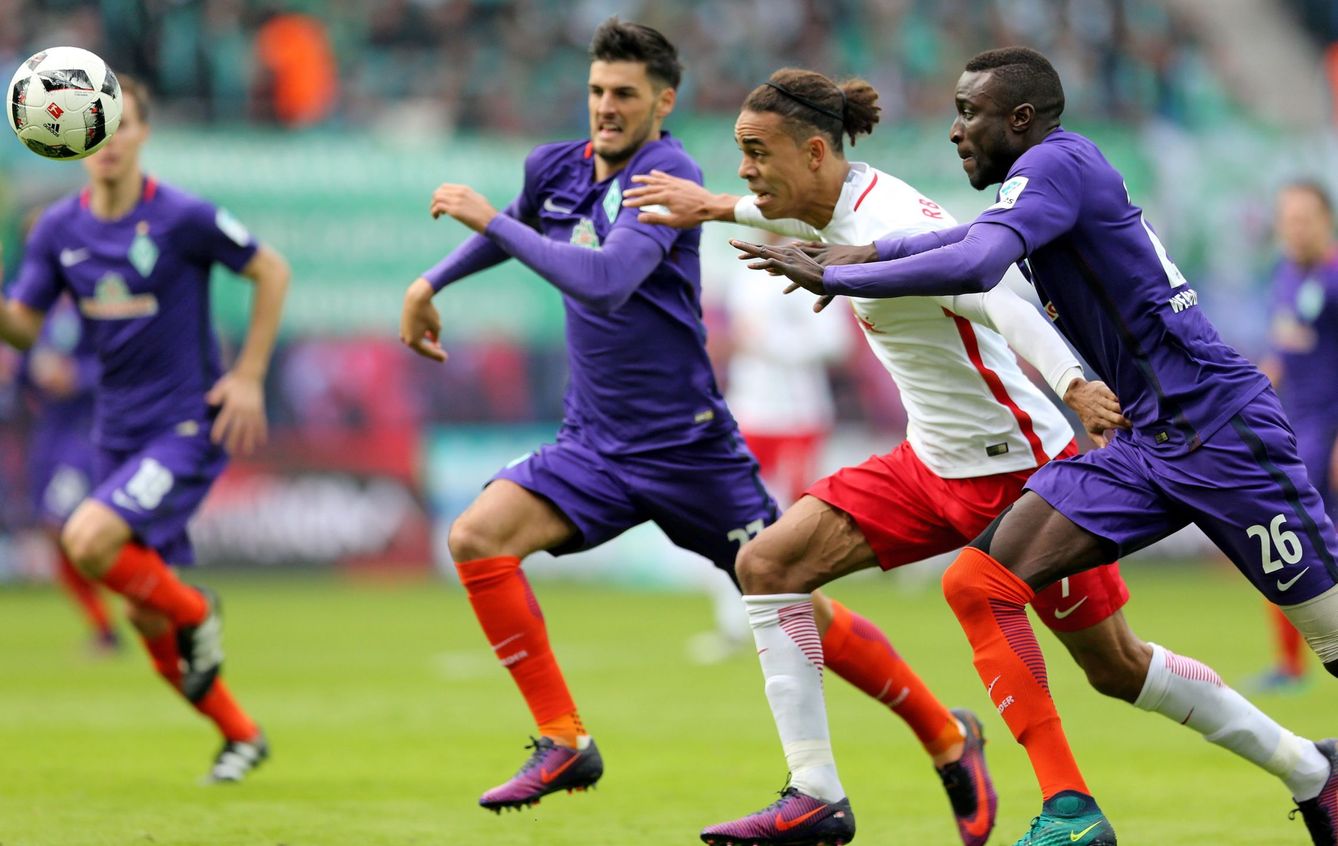 Yussuf Poulsen pugna con Santiago Garcia, Sane y Grillitsch durante el partido del Leipzig contra el Werder Bremen. (EFE) 