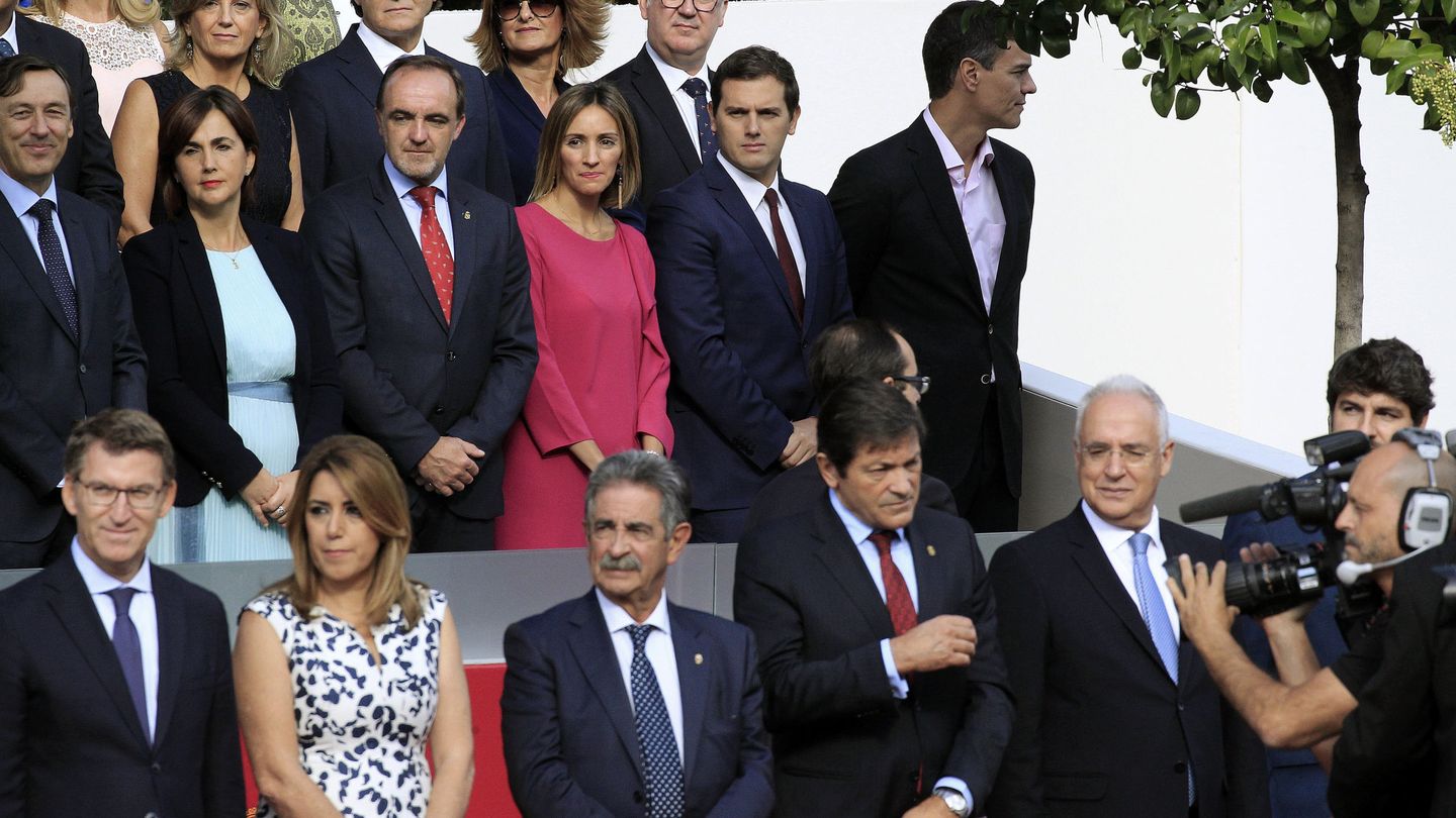 Presidentes autonómicos en la primera fila. Albert Rivera y Pedro Sánchez, en la segunda. (EFE)
