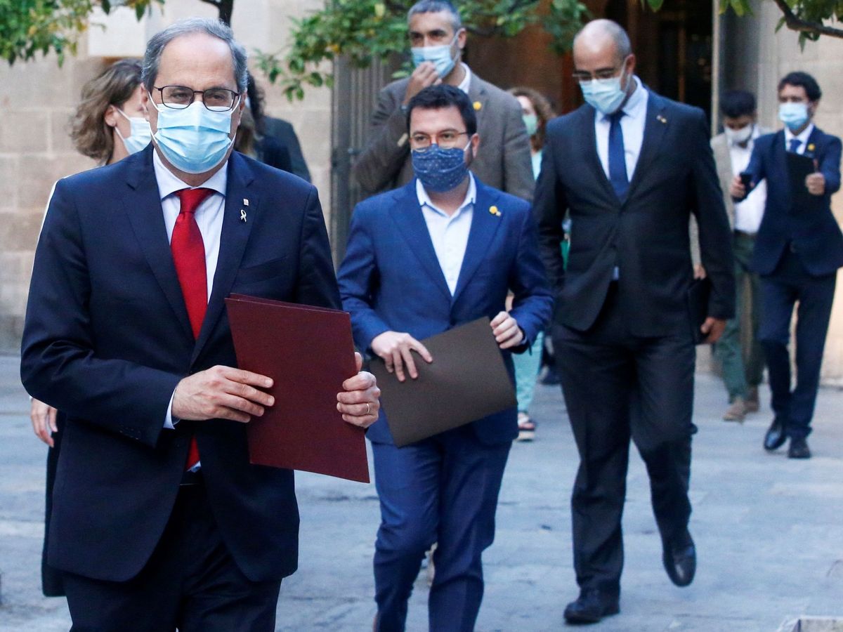 Foto: El presidente de la Generalitat, Quim Torra, con su equipo de Gobierno. (EFE)