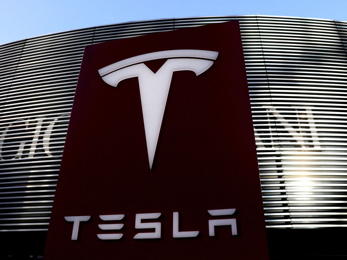 Foto: Logo de Tesla. (Reuters/Tingshu Wang)