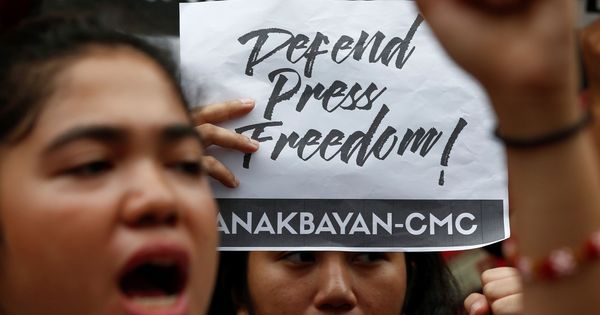 Foto: Protesta contra Duterte en Filipinas por vulnerar la libertad de prensa. (EFE)