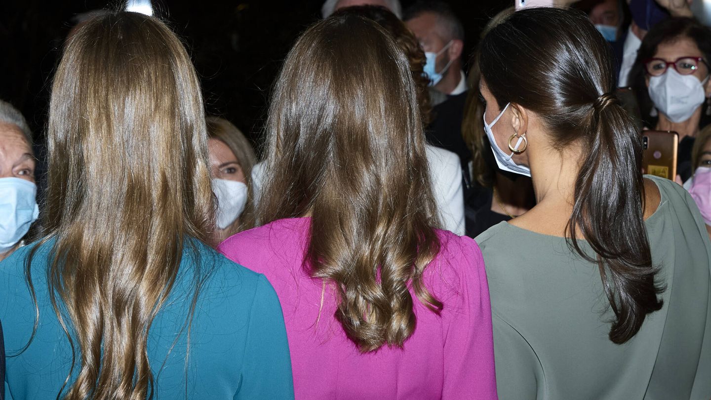 La pulida coleta de Letizia, frente a los cabellos moldeados de Sofía y Leonor en el concierto de los Premios Princesa de Asturias. (Getty)