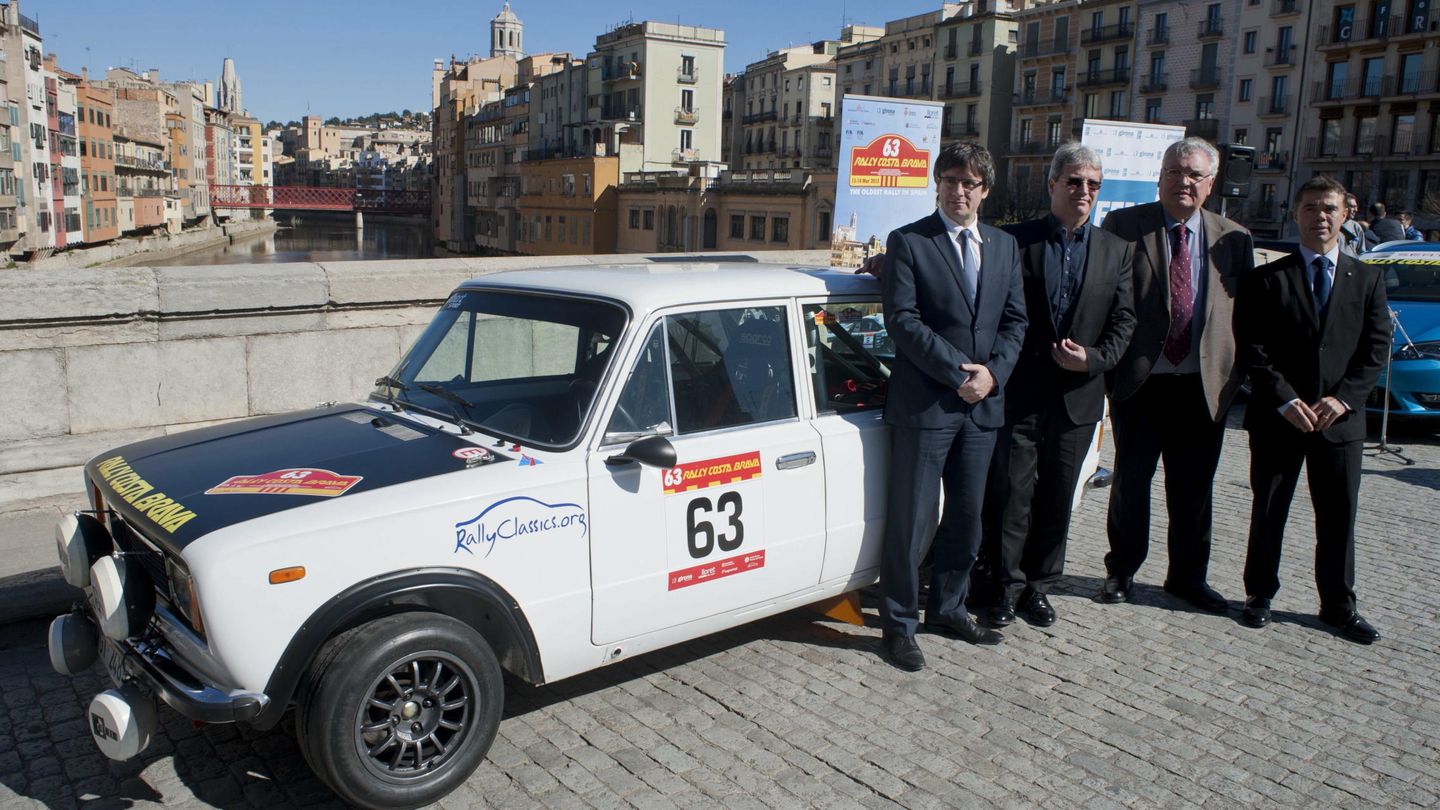 Tibau (d) posa con Puigdemont en la presentación del Rally Costa Brava de coches históricos de 2015.