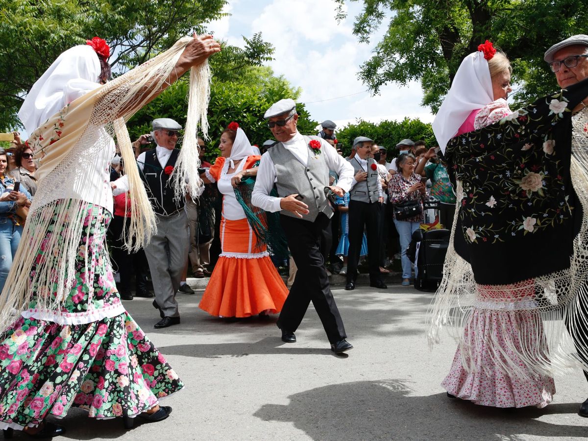 Foto:  Varios chulapos bailan un chotis en la Pradera de San Isidro durante las celebraciones por la festividad del patrón de Madrid. (EFE)