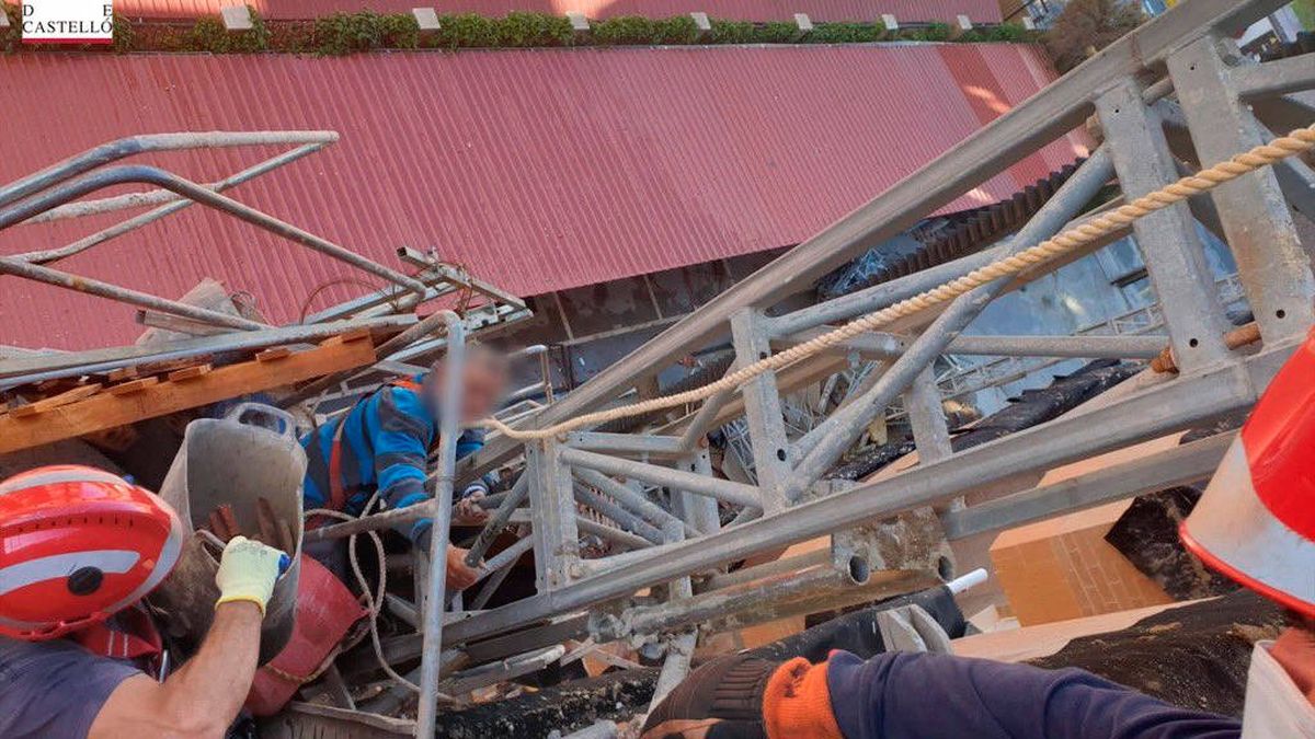 Un andamio se desploma sobre varios operarios en un edificio de Oropesa