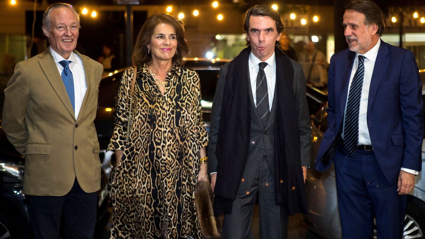 Aznar, su mujer, Ana Botella, Piqué (i) y el presidente de Planeta, Josep Creuheras. (EFE)