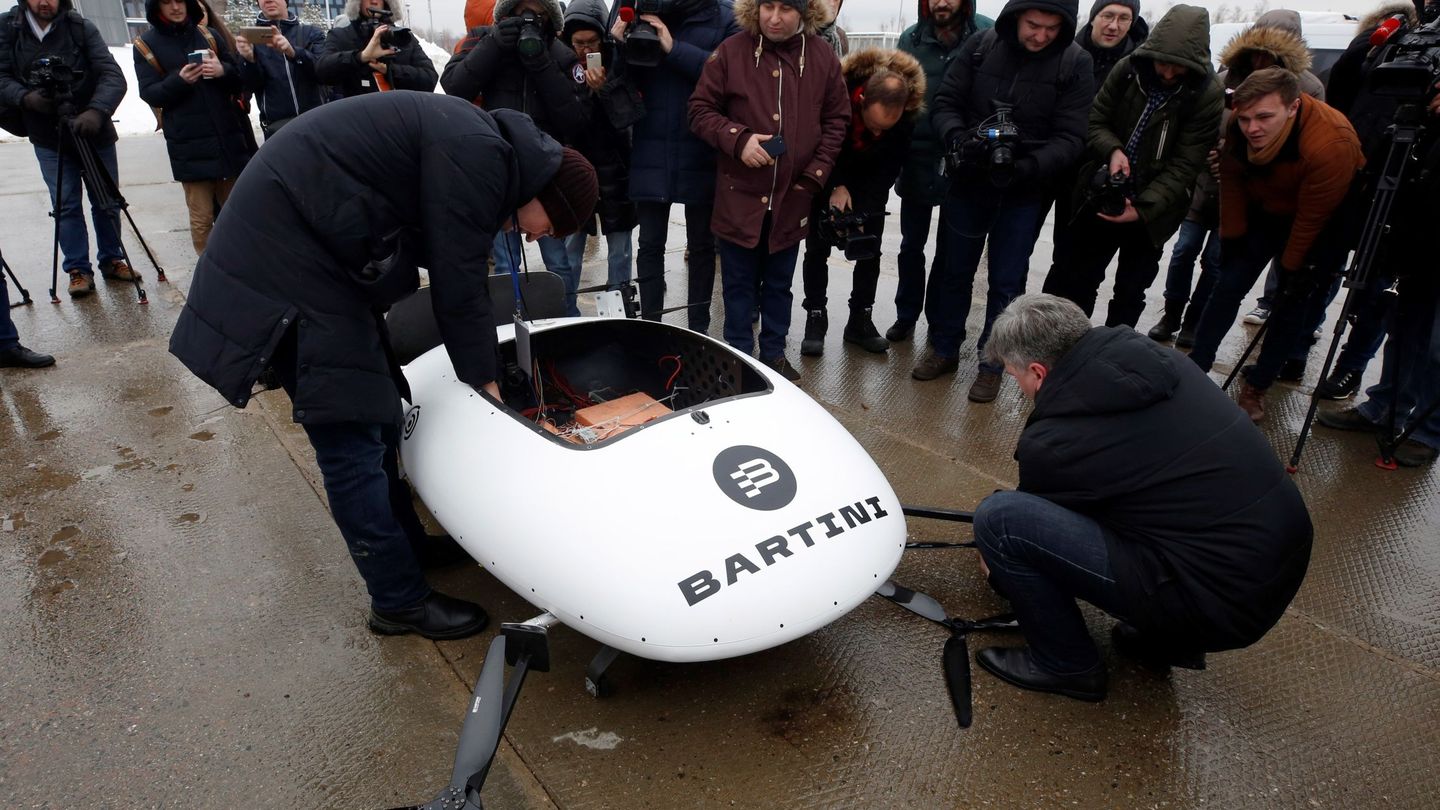 Técnicos de la compañía rusa Bartini montan el prototipo de taxi aéreo eléctrico EVTOL (EFE)